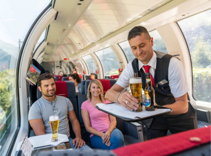 24_Gotthard Panorama Express -Schoene-Aussichten-Touristik-Service im Panoramawagen-©SBB CFF FFS